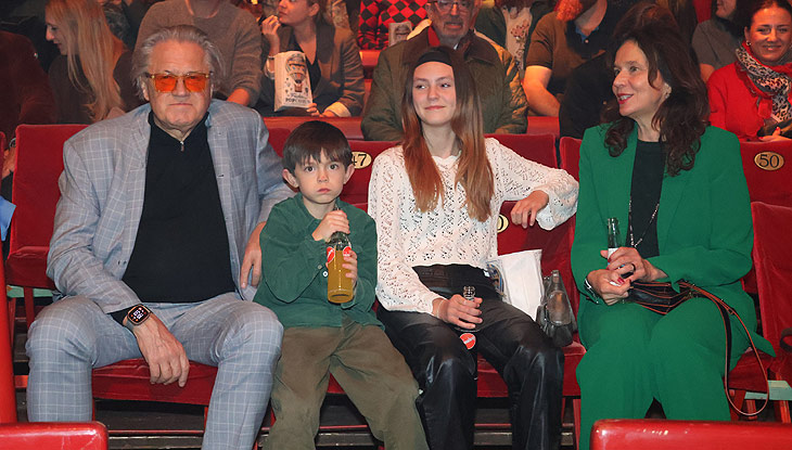 Michael Brandner ("Hubert ohne Staller") mit Familie beim Roncalli Premierenabend (©Foto: Martin Schmitz)